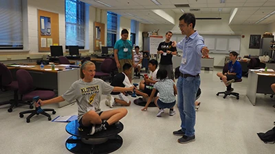 Professor Qi Zhou is explaining to students the forces experienced by a rotating body.